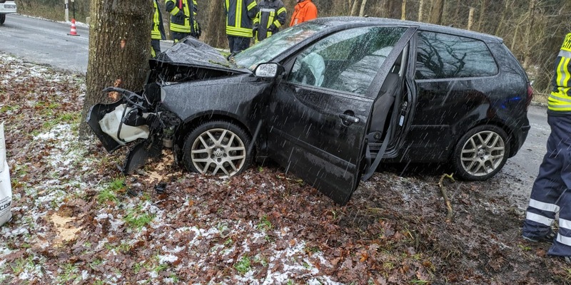 Ffw Schiffdorf Pkw Prallt Gegen Baum Fahrer Verletzt