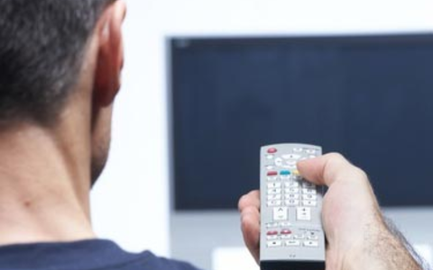 Mann sieht fern - Foto: Fotolia.com / Franz Pfluegl