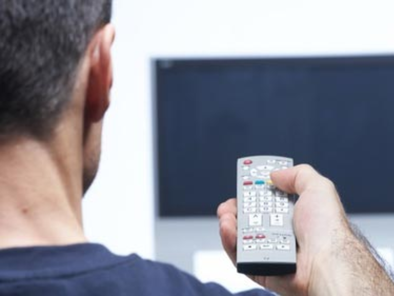 Mann sieht fern - Foto: Fotolia.com / Franz Pfluegl