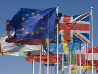 internationale Flaggen im Wind - Foto: Fotolia.com / Sven Hoppe