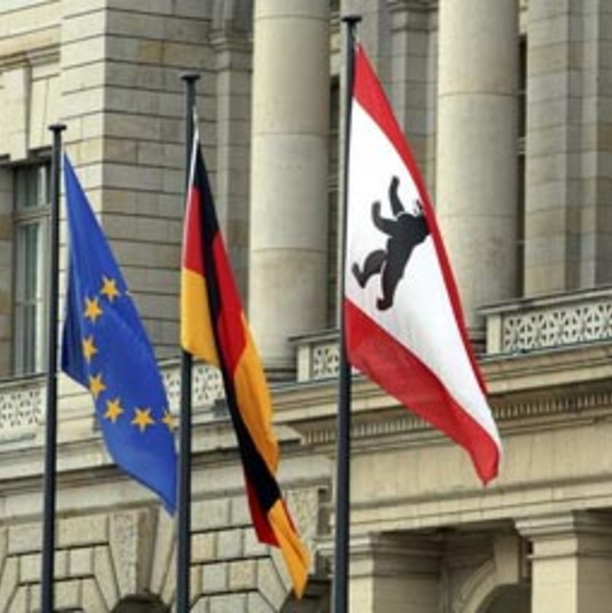 Flaggen vor Reichstag - Foto: Fotolia.com / Thomas Röske