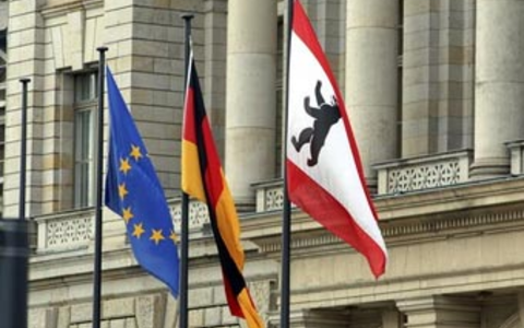 Flaggen vor Reichstag - Foto: Fotolia.com / Thomas Röske