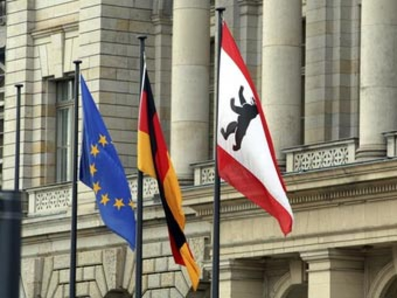 Flaggen vor Reichstag - Foto: Fotolia.com / Thomas Röske