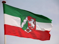 Flage + Wappenzeichen Nordrhein-Westfalens - Foto: Fotolia.com / Martina Berg