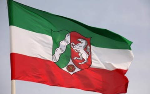 Flage + Wappenzeichen Nordrhein-Westfalens - Foto: Fotolia.com / Martina Berg