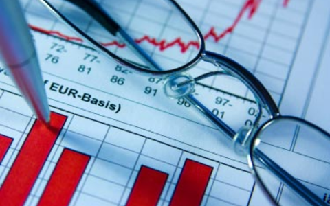 Brille und Chart - Foto: iStockphoto.com / makeanotherme