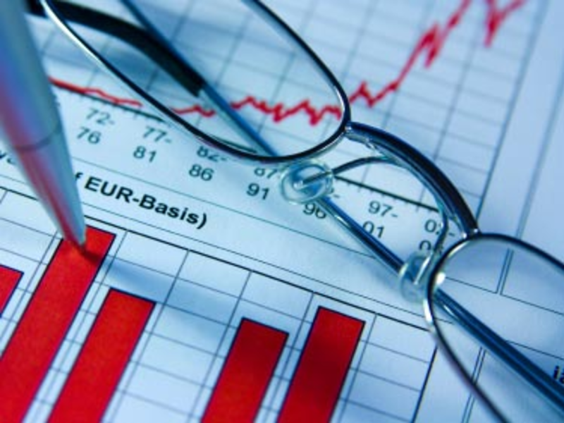 Brille und Chart - Foto: iStockphoto.com / makeanotherme