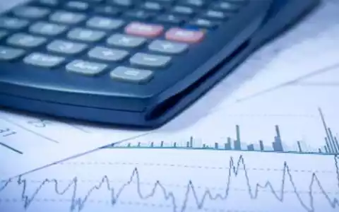 Taschenrechner und Chart - Foto: iStockphoto.com / iPandastudio