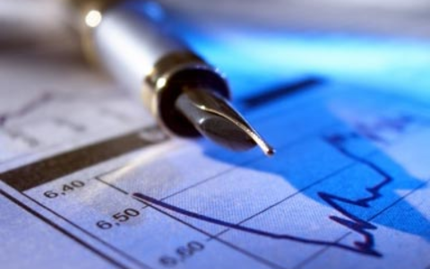 Statistik und Kuli - Foto: iStockphoto.com / shulz