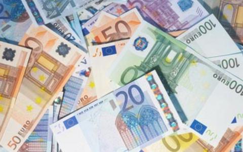 Geldscheine - Foto: Fotolia.com / Franz Pfluegl