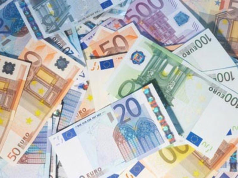 Geldscheine - Foto: Fotolia.com / Franz Pfluegl