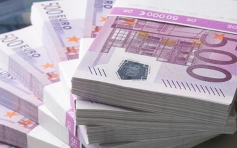gebundenes Geld - Foto: Fotolia.com / Franz Pfluegl