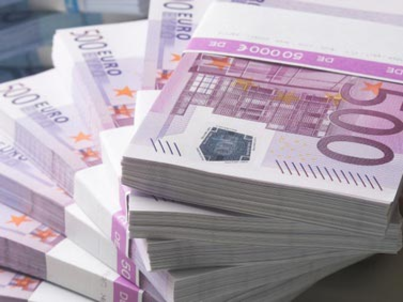 gebundenes Geld - Foto: Fotolia.com / Franz Pfluegl