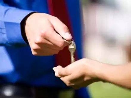 Schüßelübergabe - Foto: iStockphoto.com