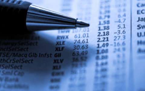 Kursverlauf und Kuli - Foto: iStockphoto.com / Nikada