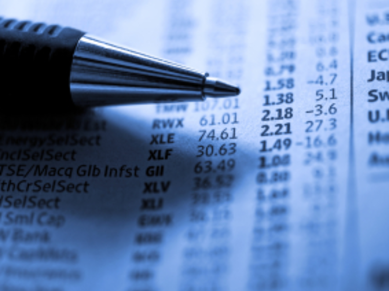 Kursverlauf und Kuli - Foto: iStockphoto.com / Nikada