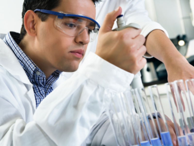 Genlabor - Foto: iStockphoto.com / LajosRepasi