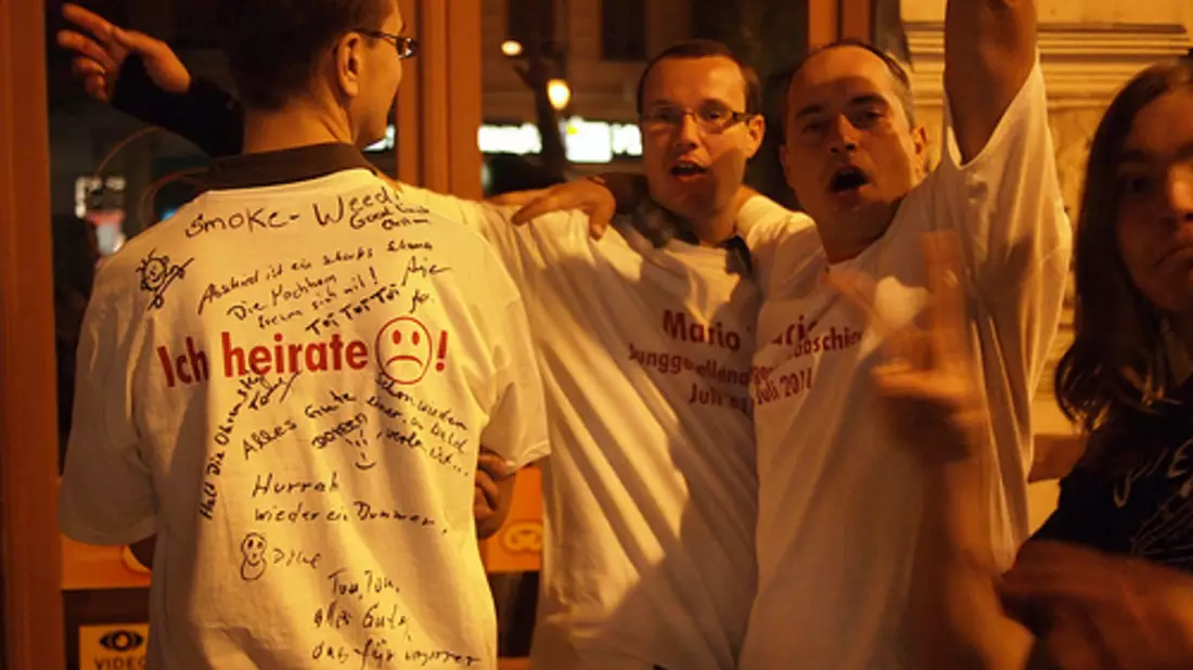 Lustige T-Shirts gehören zum Jungesellenabschied - Bild: Bandyshirt.com
