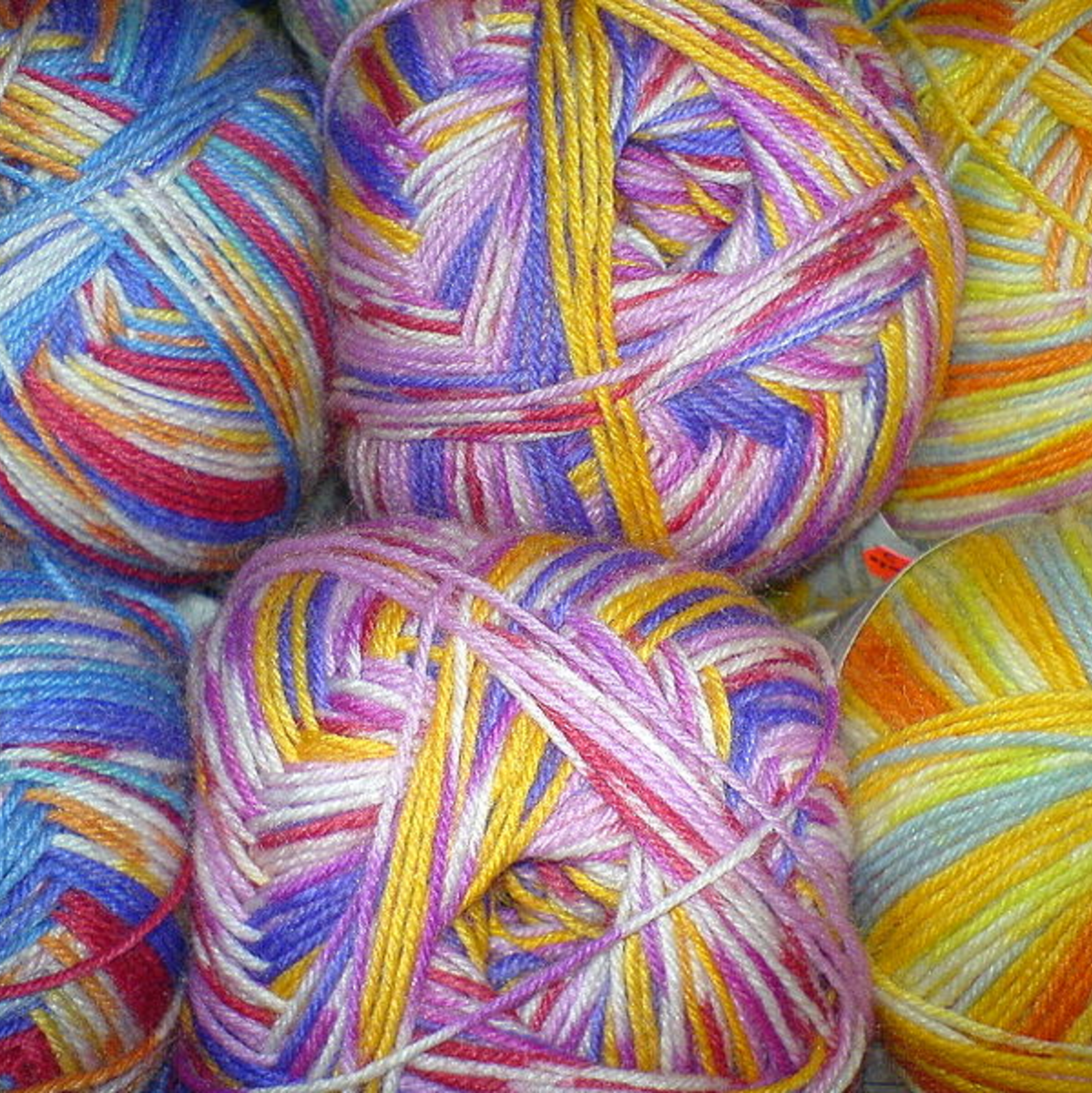 Kunterbunt – Wolle gibt es in allen Farbvariationen  - Foto: Commons.wikipedia.org © Mattes (CC0 1.0)