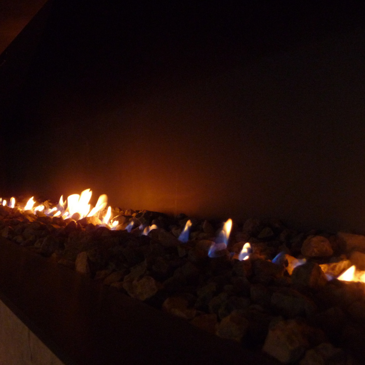 Ein kleines Kaminfeuer sorgt für Gemütlichkeit  - Foto: Flickr.com © Anna (CC BY-SA 2.0)