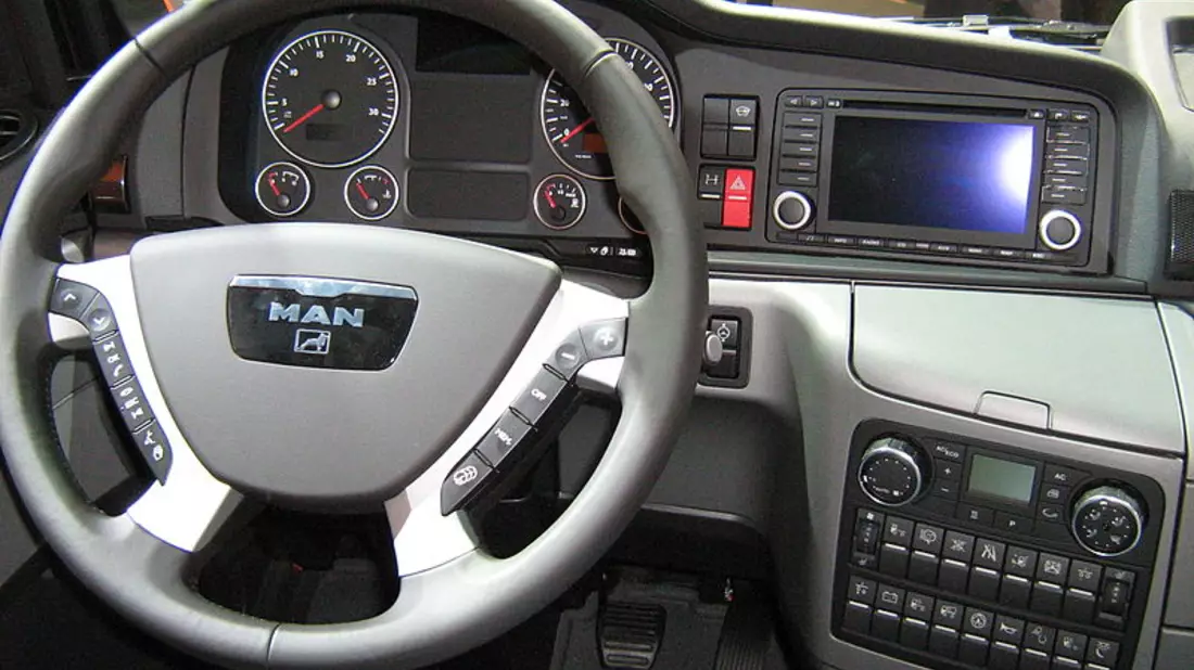 Moderne Lastkraftwagen sind mit viel Technik ausgestattet  - Bild: (CC0 1.0)
