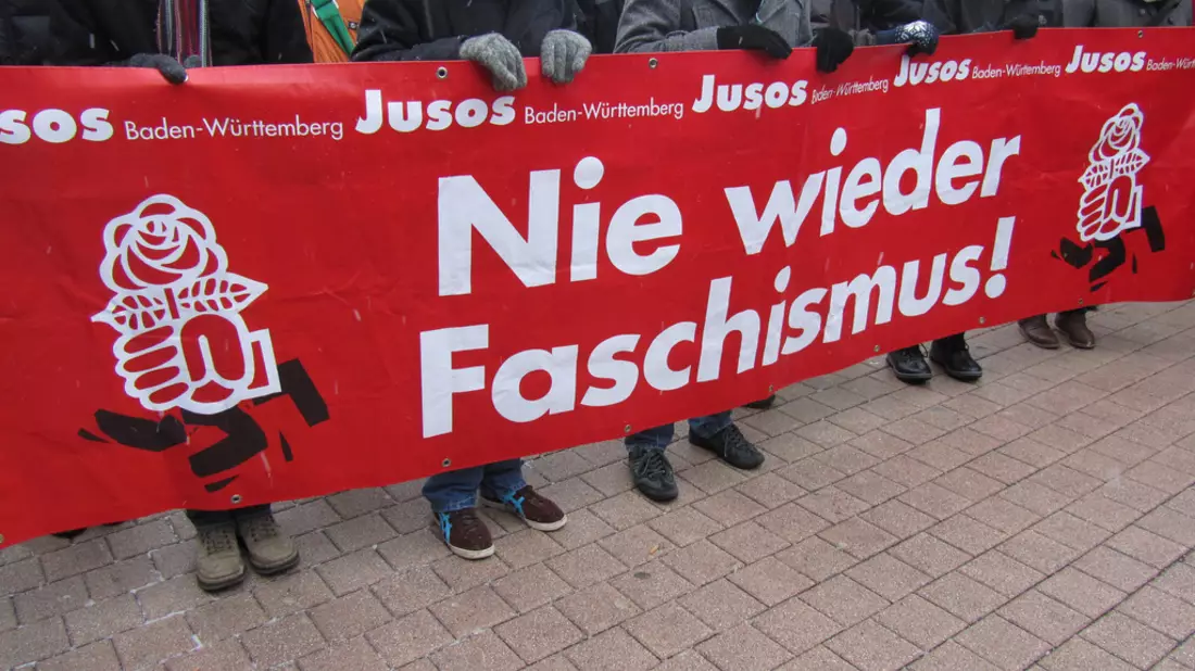 Der Erhalt eines toleranten und friedlichen Miteinanders ist das Ziel dieser demonstrieren-den Jungsozialisten  - Bild: Flickr.com © DIE LINKE. Landesverband (CC BY-ND 2.0)