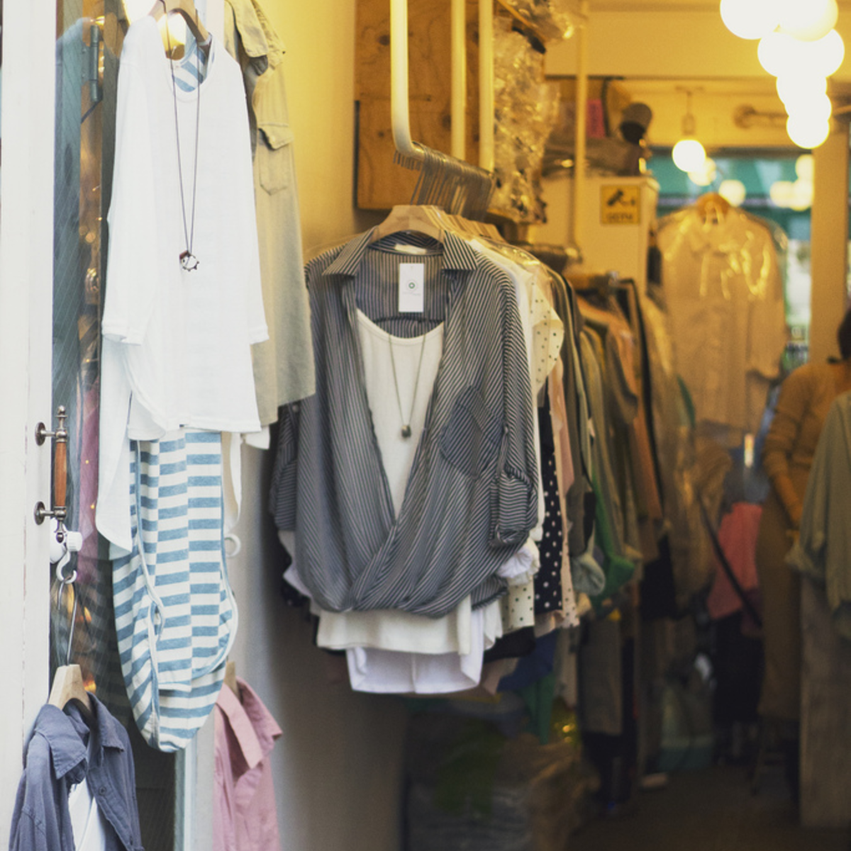 Statt in ein Geschäft zu gehen, kaufen immer mehr Menschen über das Internet ein - Foto: flickr.com © ? jules (CC BY-SA 2.0)