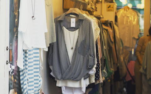 Statt in ein Geschäft zu gehen, kaufen immer mehr Menschen über das Internet ein - Foto: flickr.com © ? jules (CC BY-SA 2.0)