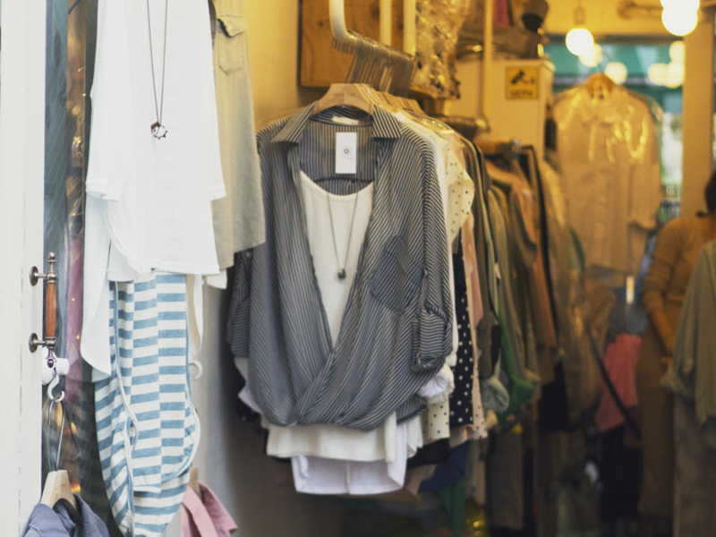 Statt in ein Geschäft zu gehen, kaufen immer mehr Menschen über das Internet ein - Foto: flickr.com © ? jules (CC BY-SA 2.0)