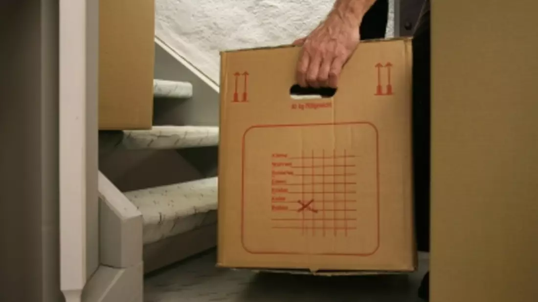 Mit vielen Umzugshelfern sind die Kisten schnell von der alten in der neuen Wohnung - Bild: RainerSturm  / pixelio.de
