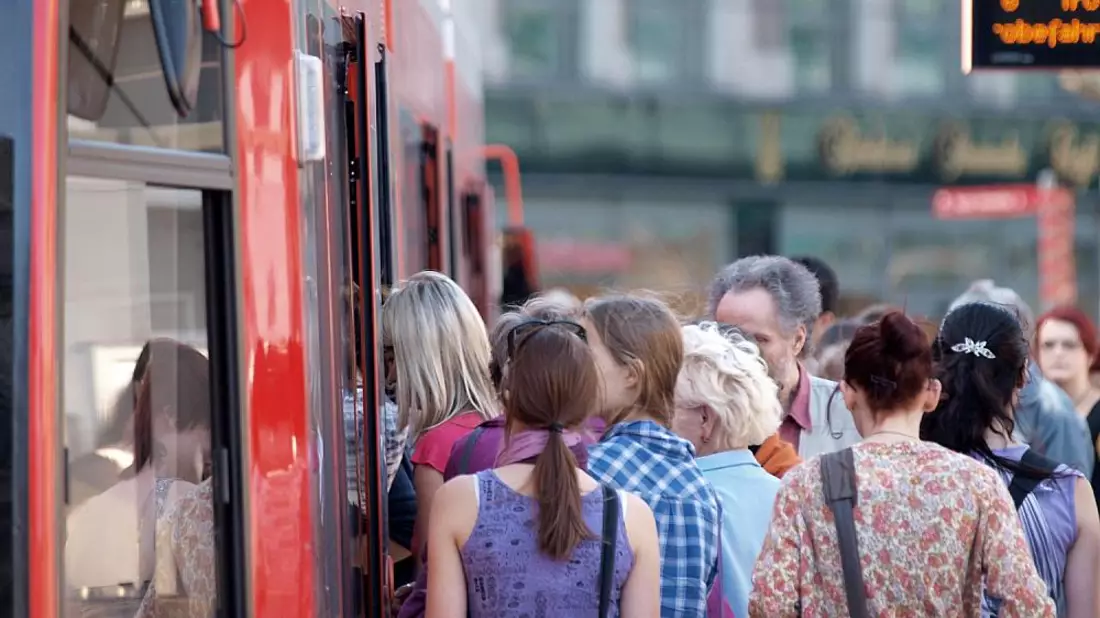 Fahrgäste in einer Straßenbahn (Archiv) - Bild: über dts Nachrichtenagentur