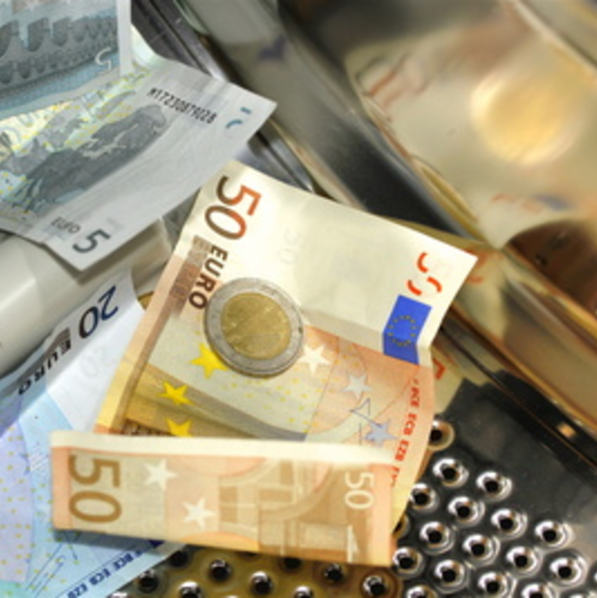 Die Reparatur einer Waschmaschine kann teuer werden, weswegen viele sich lieber ein neues Modell kaufen oder sie selbst reparieren - Foto: uschi dreiucker  / pixelio.de