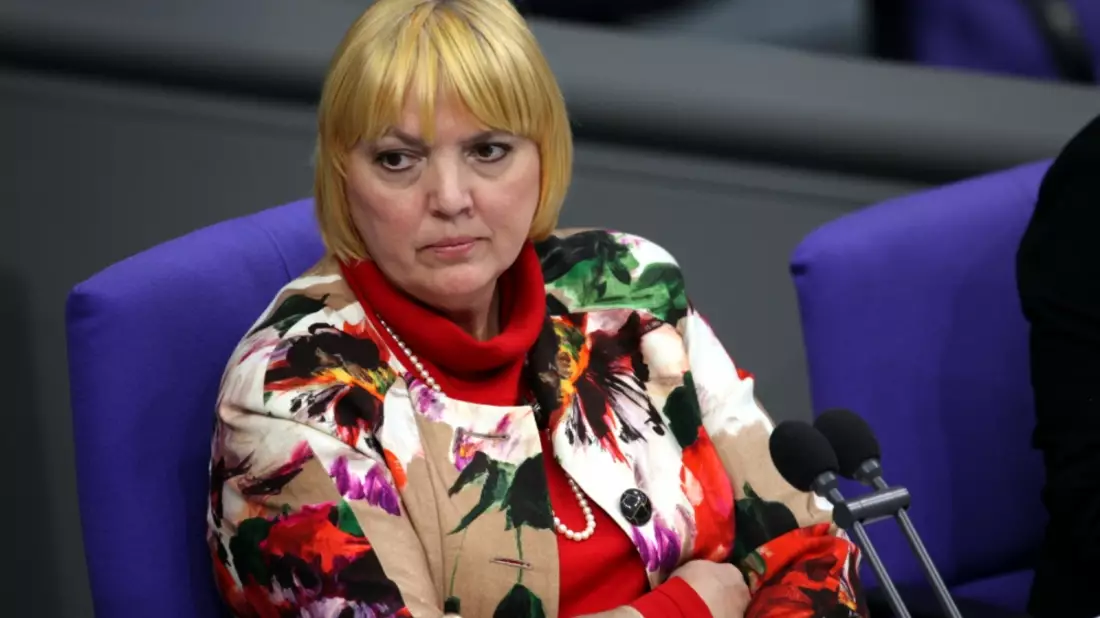 Claudia Roth als Bundestags-VizeprÃ¤sidentin, Illustration mit AI erstellt.