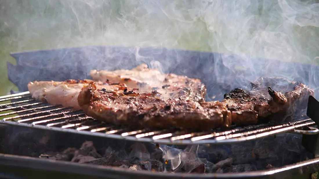 Steak auf einem Grill (Archiv) - Bild: über dts Nachrichtenagentur
