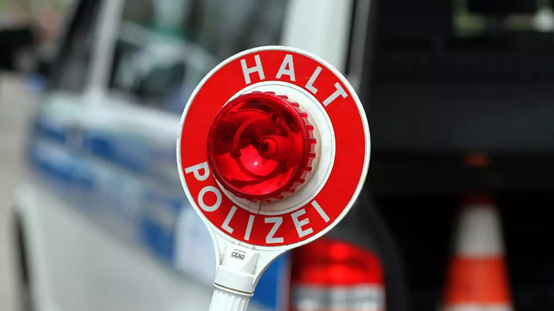 Halt-Stopp-Schild der Polizei bei einer Verkehrskontrolle - Bild: über dts Nachrichtenagentur
