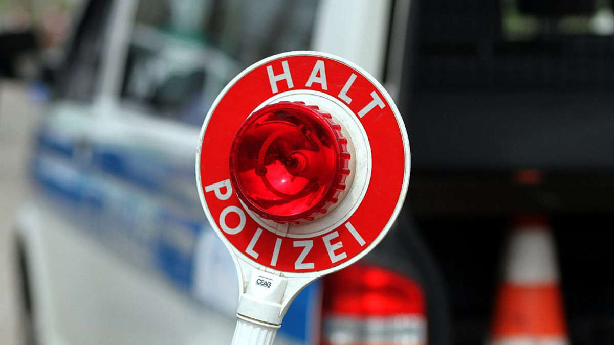 Halt-Stopp-Schild der Polizei bei einer Verkehrskontrolle (Archiv) - Foto: über dts Nachrichtenagentur