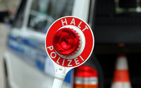 Halt-Stopp-Schild der Polizei bei einer Verkehrskontrolle (Archiv) - Foto: über dts Nachrichtenagentur