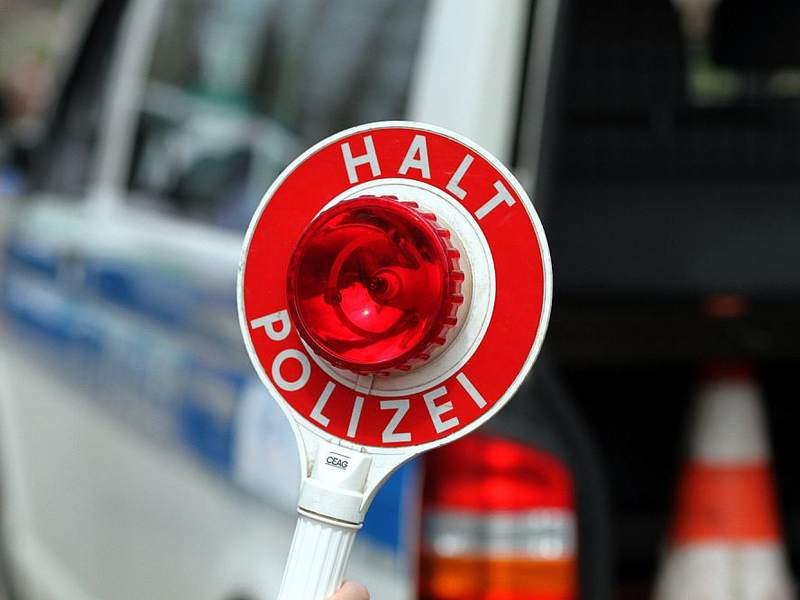 Halt-Stopp-Schild der Polizei bei einer Verkehrskontrolle (Archiv) - Foto: über dts Nachrichtenagentur