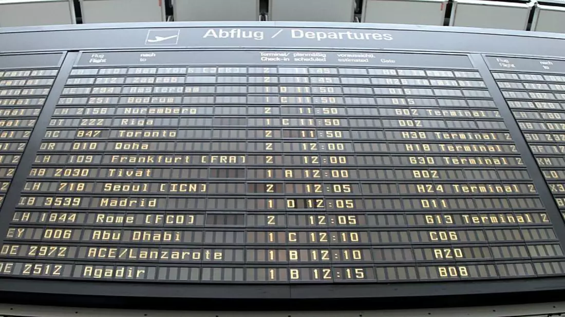 Ankunfts- und Abflugstafel an einem Flughafen (Archiv) - Bild: über dts Nachrichtenagentur