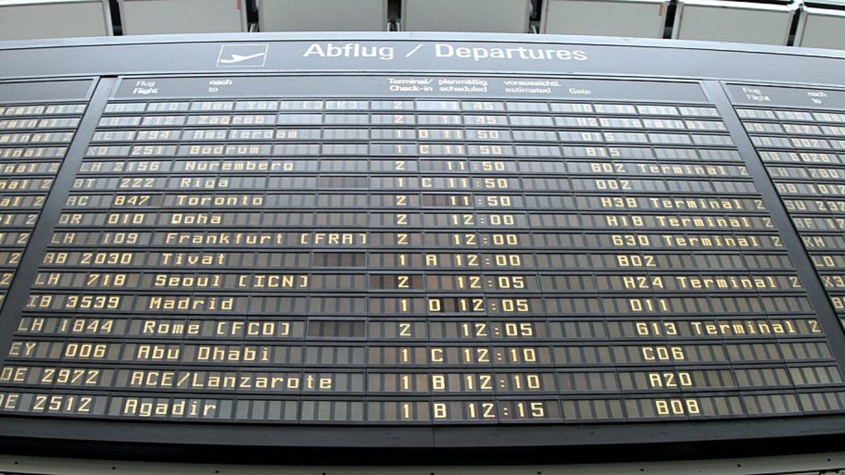 Ankunfts- und Abflugstafel an einem Flughafen (Archiv) - Foto: über dts Nachrichtenagentur