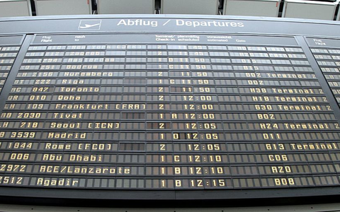 Ankunfts- und Abflugstafel an einem Flughafen (Archiv) - Foto: über dts Nachrichtenagentur