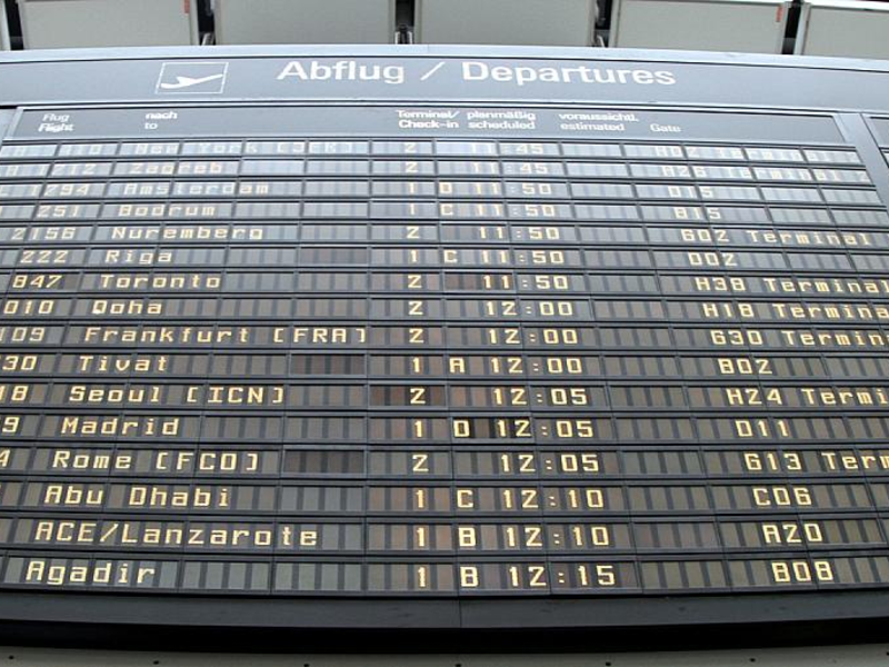 Ankunfts- und Abflugstafel an einem Flughafen (Archiv) - Foto: über dts Nachrichtenagentur