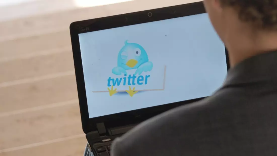Twitter-Nutzer an einem Computer - Bild: über dts Nachrichtenagentur