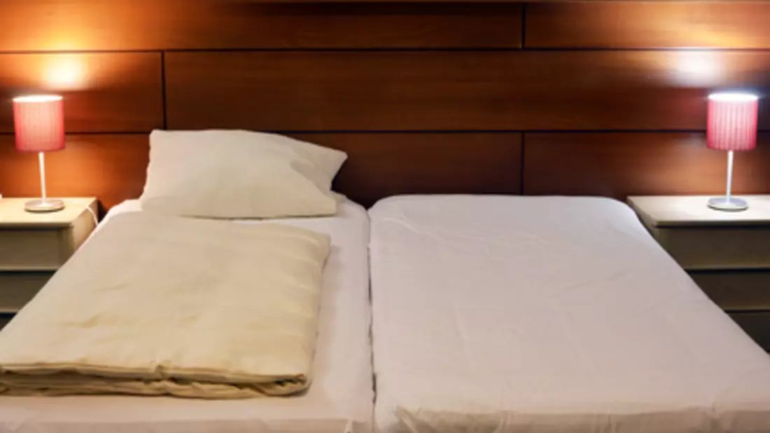 Abbildung 2: Ein Doppelbett besteht häufig aus zwei einzelnen Matratzen. - Bild: © sinuswelle - Fotolia.com