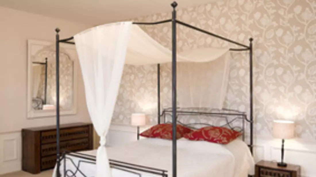 Abbildung 9: Himmelbetten haben meist eine sehr romanti-sche Komponente. - Bild: © by-studio - Fotolia.com