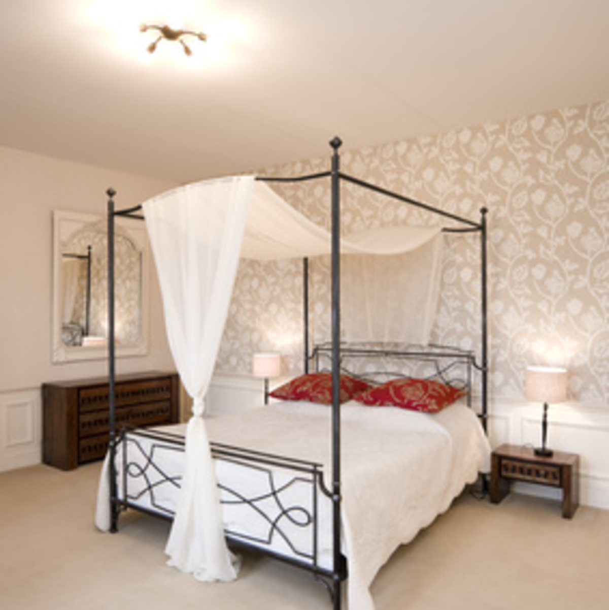 Abbildung 9: Himmelbetten haben meist eine sehr romanti-sche Komponente. - Foto: © by-studio - Fotolia.com