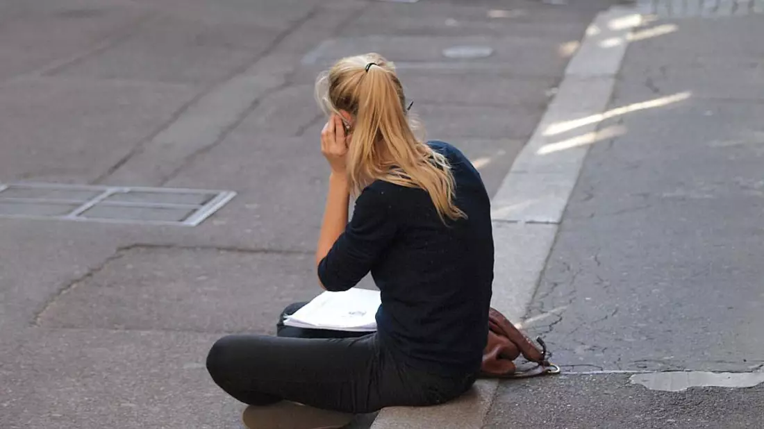 Junge Frau beim Telefonieren (Archiv) - Bild: über dts Nachrichtenagentur