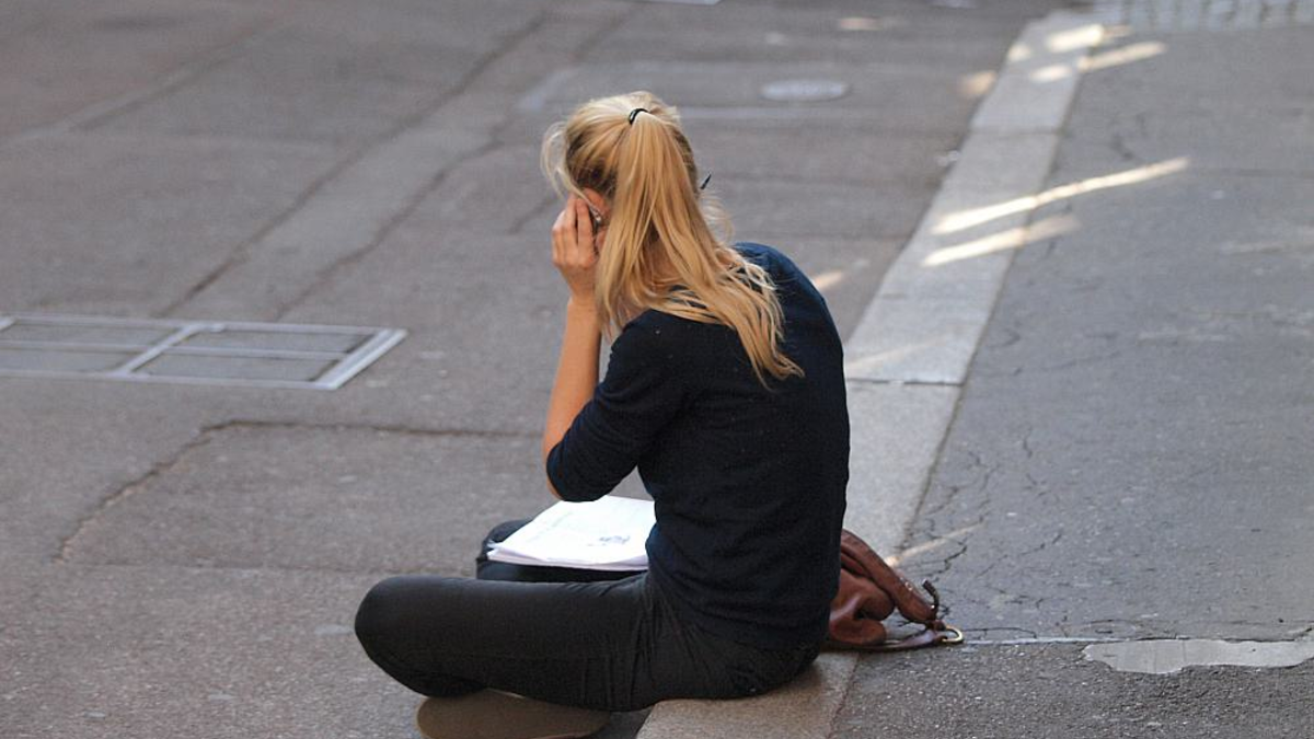 Junge Frau beim Telefonieren (Archiv) - Foto: über dts Nachrichtenagentur