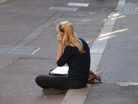 Junge Frau beim Telefonieren (Archiv) - Foto: über dts Nachrichtenagentur