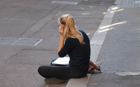 Junge Frau beim Telefonieren (Archiv) - Foto: über dts Nachrichtenagentur